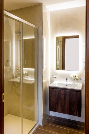 Zimmer, 1 Schlafzimmer, Balkon, Stadtblick | Badezimmer
