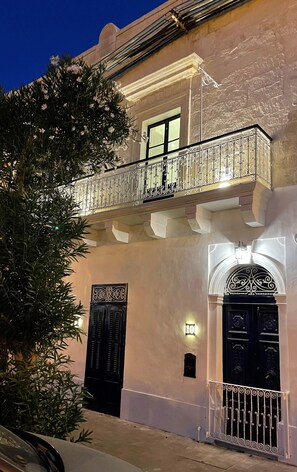 Room, 1 Bedroom, Balcony, City View | Property entrance - Room in Guest Room - "the 10 Square" - A Townhouse Situated in the Heart of Siggiewi Village Square (Siggiewi)