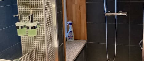 Douche, séchoir à cheveux, peignoirs, pantoufles