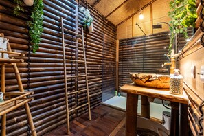 Regadera, secadora de cabello, toallas 