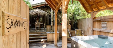 Tina de hidromasaje al aire libre