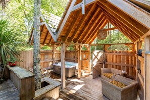 Outdoor spa tub