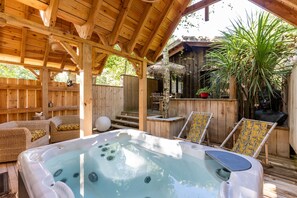 Outdoor spa tub - Chalet "Savannaketh" with Private Terraces and Wi-Fi (Lacanau)