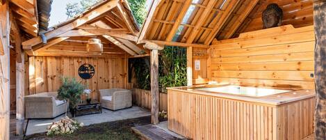 Tina de hidromasaje al aire libre