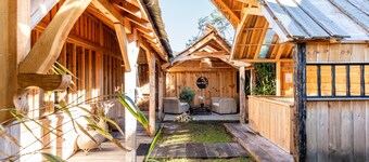 Villa "Bayani Été" avec terrasse privée, bain à remous privé et Wi-Fi