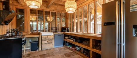 Réfrigérateur, micro-ondes, four, plaque de cuisson