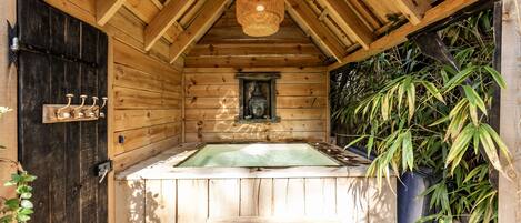 Outdoor spa tub