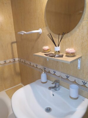 Badkar, hårtork och handdukar