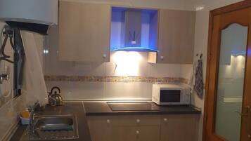 Kühlschrank, Mikrowelle, Herdplatte, Geschirrspüler