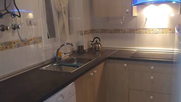 KylskÄp, mikrovÄgsugn, spishÀll och diskmaskin