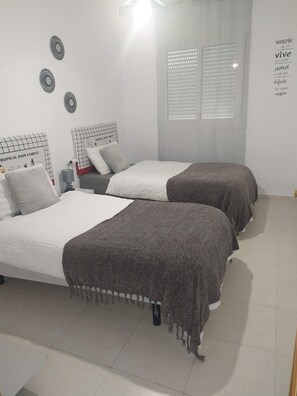 2 habitaciones, tabla de planchar con plancha, wifi y ropa de cama 