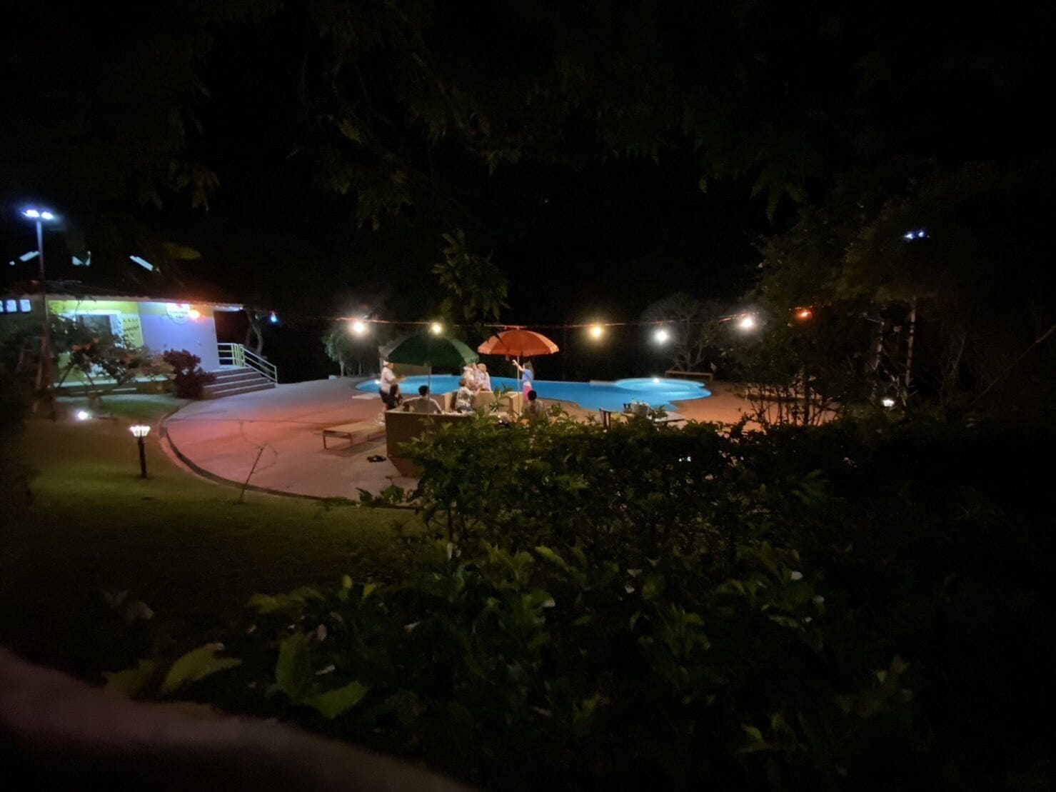 สระว่ายน้ำกลางแจ้ง