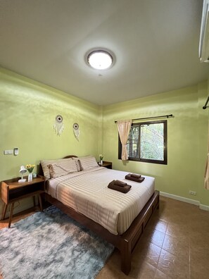 Down duvets, individually decorated, desk, laptop workspace - ViangPhing Resort (Mae Chan)