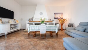 TV, peis og bordtennis