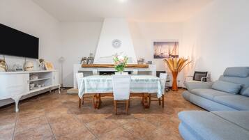 Fernseher, Kamin, Tischtennisplatte