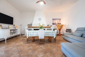 Televisie, een open haard en een tafeltennistafel