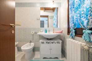 Shower, hair dryer, towels - Villa "Mavi" with Mountain View, Private Pool & Wi-Fi (Quartucciu)