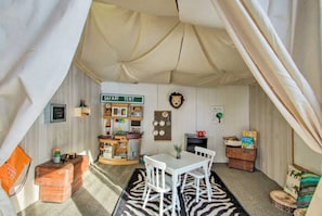 Game room - Autumn Leaves, Winter Skis & Board Games: A North (North Conway)