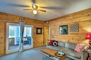 Living room - Autumn Leaves, Winter Skis & Board Games: A North (North Conway)