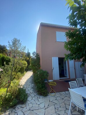 Exterior - Petite Villa Attrayante vue mer Avec Jardin et Parking Privé (Saint-Raphaël)