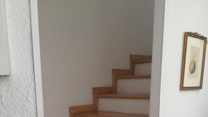 A staircase with wooden steps and white walls. - Petite Villa Attrayante vue mer Avec Jardin et Parking Privé (Saint-Raphaël)