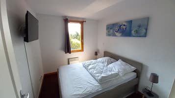 2 bedrooms, iron/ironing board, free WiFi