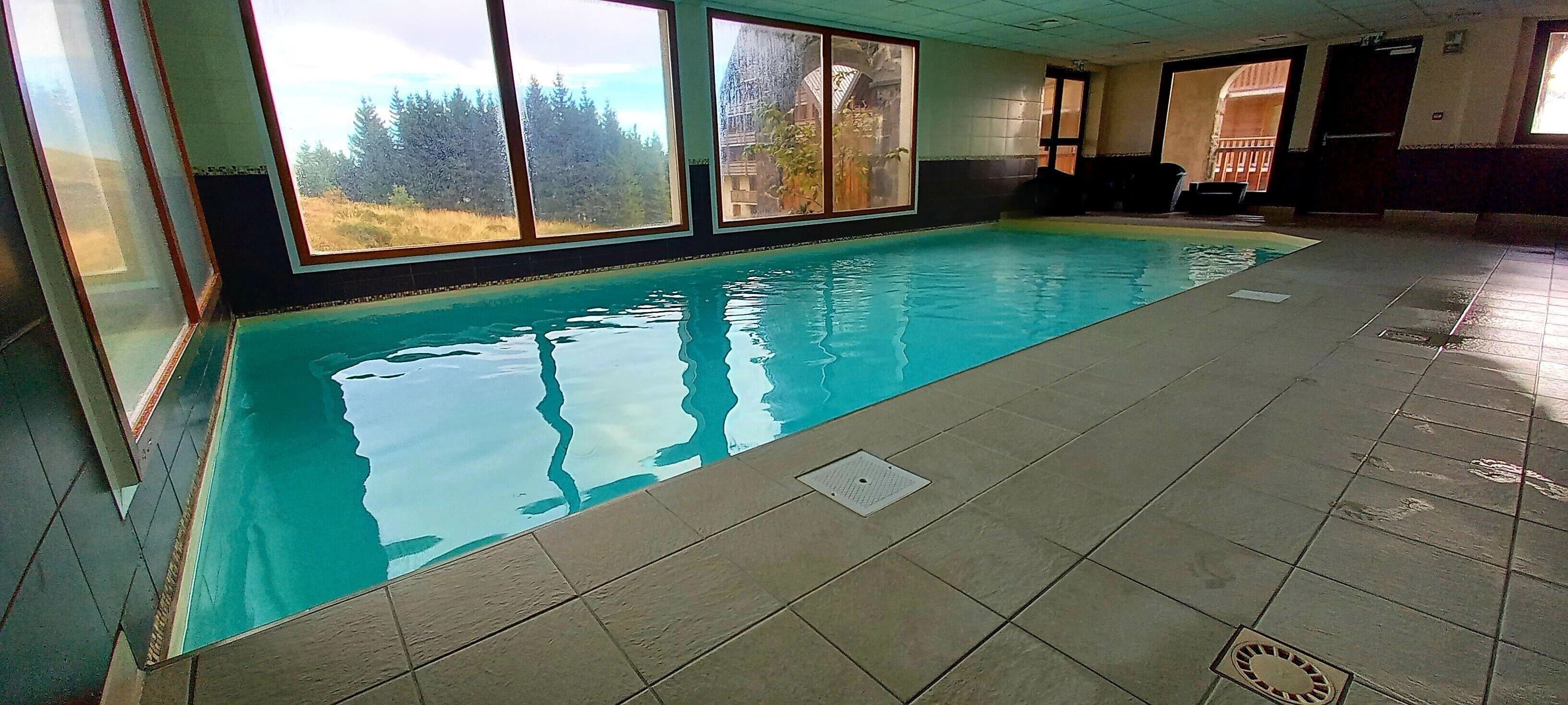 Piscina interna, piscina aquecida