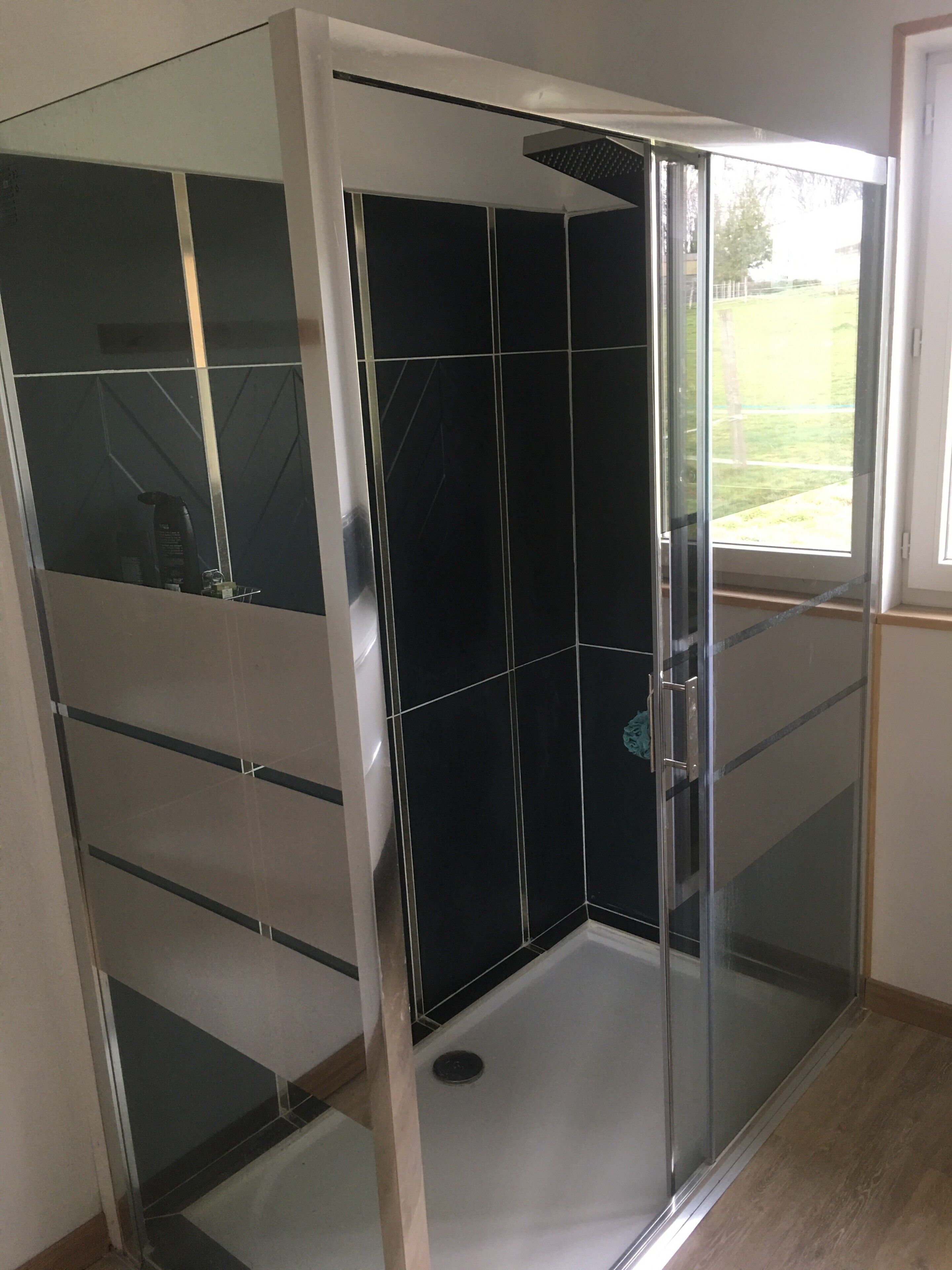 Een douche, een haardroger, handdoeken