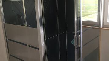 Een douche, een haardroger, handdoeken