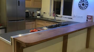 Een koelkast, een microgolfoven, een oven, een kookplaat