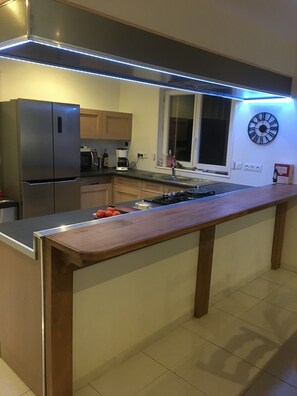 Frigorifero, microonde, forno, piano cottura