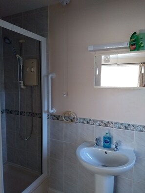 تجهيزات دش، مجففات شعر، شامبو، ورق حمّام