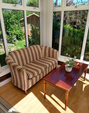 Smart-TV, DVD-spiller, filmbibliotek og stereoanlegg