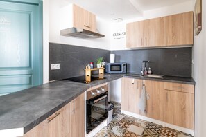 Kühlschrank, Mikrowelle, Ofen, Herdplatte