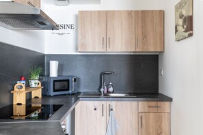 Kühlschrank, Mikrowelle, Ofen, Herdplatte