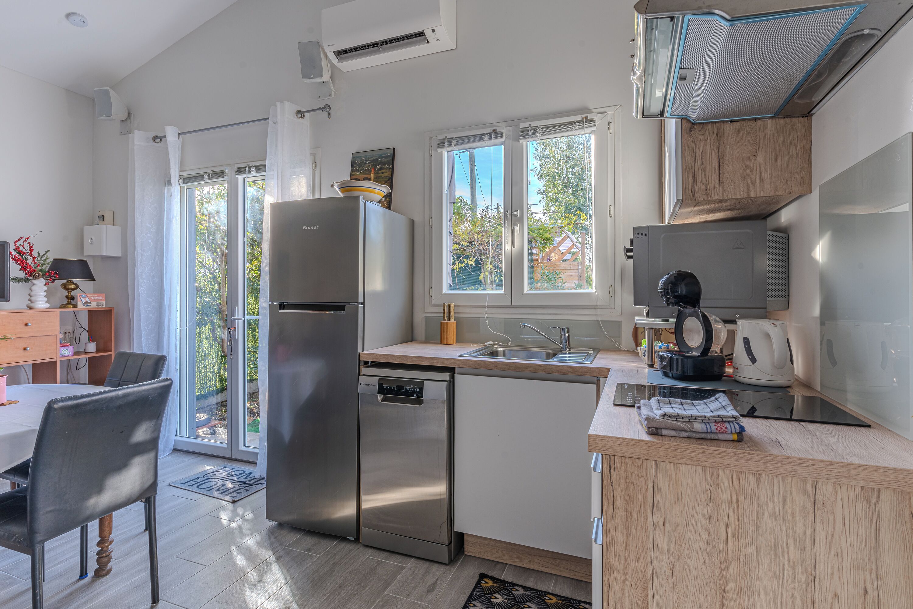 Réfrigérateur, micro-ondes, four, plaque de cuisson