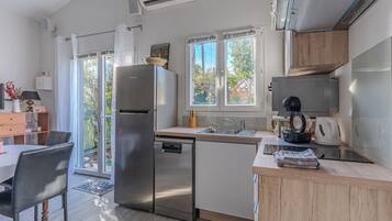 Een koelkast, een microgolfoven, een oven, een kookplaat