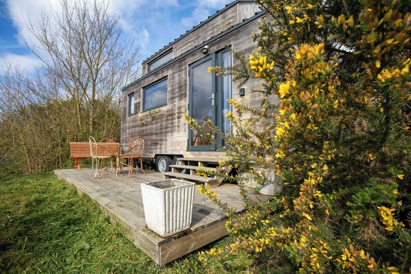 Outdoor dining - Tiny House 'Très Jolie Tout Confort' with Private Terrace, Private Garden and Wi-Fi (Prat)