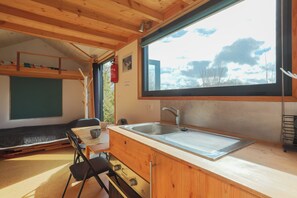 Fridge, microwave, oven, stovetop - Tiny House 'Très Jolie Tout Confort' with Private Terrace, Private Garden and Wi-Fi (Prat)