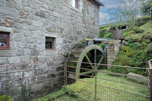 Property grounds - Tiny House 'Très Jolie Tout Confort' with Private Terrace, Private Garden and Wi-Fi (Prat)