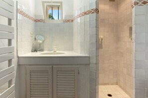 Bathtub, hair dryer, towels