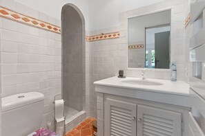 Bathtub, hair dryer, towels - Villa "Norgreen 4" with Private Pool, Private Terraces and Wi-Fi (Grimaud)