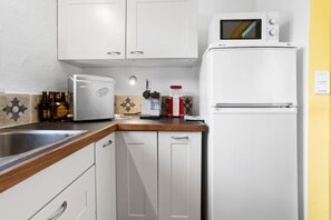 Een koelkast, een microgolfoven, een oven, een kookplaat