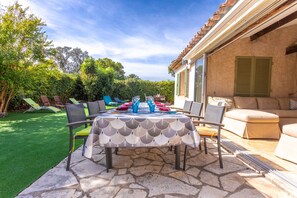 Outdoor dining - Villa "Norgreen 4" with Private Pool, Private Terraces and Wi-Fi (Grimaud)