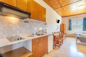 Kjøleskap, kokeplater, vannkoker og kjøkkenutstyr