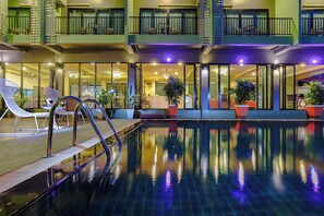 Kolam renang outdoor