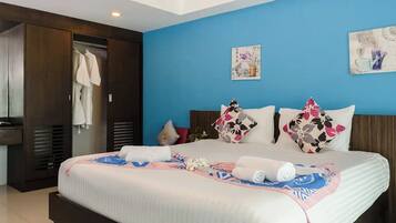 Quarto de hotel com cama, armário e banheiro.