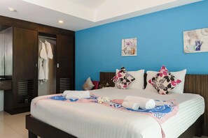 A hotel room with a bed, a wardrobe, and a bathroom. - Stay Resort Pattaya (Pattaya)