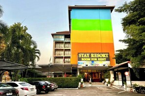 A multi-story building with a sign indicating it is a 'STAY RESORT ROOM FOR RENT'. - Stay Resort Pattaya (Pattaya)