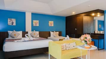 Habitación triple Deluxe, vista a la alberca | Baño | Regadera, regadera tipo lluvia, amenidades de baño gratuitas